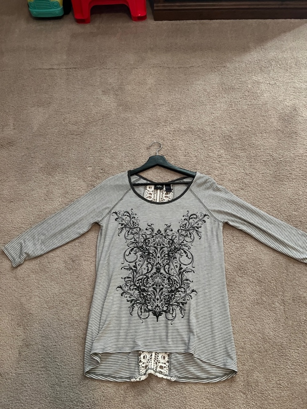 Daytrip Ornamental Graphic Striped 3/4 Sleeve Tunic with Lace Inset- size S, EUC